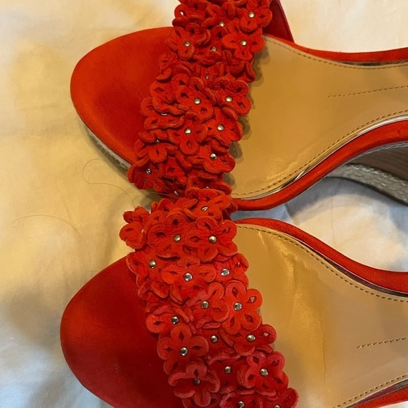 𝅺Perfect condition wood wedge, reddish/orangish. - Picture 4 of 5